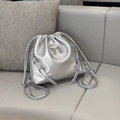 Silberner Kordelzug-Rucksack mit Metallschleife und Kettenriemen im modernen Stil - Silber