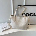 Bolso tote de tejido blanco crema con correas de hombro y detalles dorados - Blanco Roto