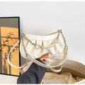 Détail du sac à bandoulière plissé blanc cassé avec texture croco et chaîne en perles - Blanc Cassé