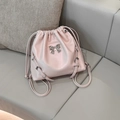 Rosa Kordelzug-Rucksack mit silberner Schleife und metallischen Akzenten - Rosa