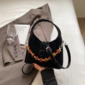 Schwarze Halbmond-Tasche mit Bernstein-Perlenkette und verstellbarem Schultergurt - Schwarz