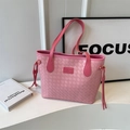 Bolso tote rosa de cuero trenzado con flecos largos y parche de moda trend - rosa intenso