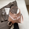 Rosa Halbmondtasche mit weißen Marmorperlen und verstellbarem Lederriemen - Rosa