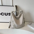 Vielseitige beige Canvas-Hobo-Tasche mit D-Ring-Gurten und verstellbarem Schultergurt - Gebrochenes Weiß