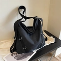Vielseitige schwarze Canvas-Einkaufstasche mit breiten Gurten und silbernen D-Ring-Details - Schwarz
