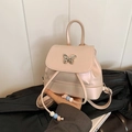 Mini-Rucksack in Rosa Perlmutt mit Schmetterlingsschließe und Kordelzugverschluss - Rosa