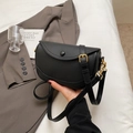 Bolso de hombro minimalista de cuero granulado negro con hebilla redonda dorada - Negro
