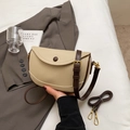 Bolso de hombro beige de cuero granulado con hebilla marrón y correa ajustable - Blanco Roto