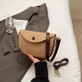 Bolso de montura minimalista en color canela y marrón con cuero granulado y dos correas - Caqui