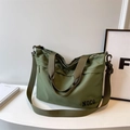 Bolso tote grande de lona verde militar con correa ajustable y logo NOCO - Verde