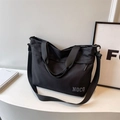Bolso tote grande de tela Oxford negra con correa ajustable y el logotipo NOCO - Negro