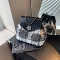 Mini-Rucksack für Damen aus schwarz-weißem Tweed mit Fransen-Detail und Blumen-Verschluss - Grau
