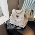 Mini Damen Rucksack in Beige mit Jacquard Stoff und metallischem Blumenverschluss - Gebrochenes Weiß