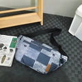 Bolso bandolera de mezclilla patchwork azul con correa ajustable y etiqueta de moda - Negro