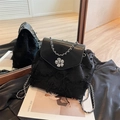 Schwarzer Mini-Rucksack mit Fransen, Lederklappe und silbernem Kamelien-Verschluss - Schwarz