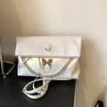 Schicke cremefarbene Leder-Tote-Bag mit Schmetterling, Kette und Metallschnalle - Perlweiß
