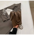 Détail du mini sac cabas en cuir marron foncé à motif litchi avec boucle en métal réglable - Café