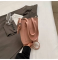 Détail du sac seau rose en cuir à texture litchi avec bandoulière réglable - Rose