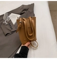Détail du sac seau en cuir camel avec grain de litchi et bandoulière réglable pratique - Kaki