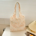 Bolso tote de lona crema con bordado floral naranja en una escena de estilo de vida - Rosa Estilo Floral