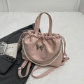 Mochila rosa con mariposa, cadena de perlas y acabado metálico brillante para mujer - Rosa