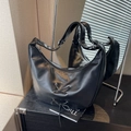 Sac hobo noir tendance avec lacets à œillets métalliques et bandoulière réglable - Noir