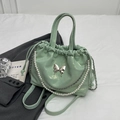 Mochila de mariposa verde claro metalizado con cadena de perlas y cierre de cordón - Verde