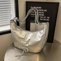 Sac hobo croissant argenté métallisé avec dentelle et bandoulière réglable sur table - Argenté