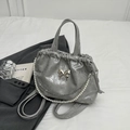 Mochila plateada de mariposa con cadena de perlas y acabado metálico brillante - Plateado