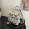 Silberner Rucksack in Metallic-Optik mit Falten-Design und Kordelzug-Verschluss - Silber