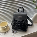 Modischer schwarzer Kunstlederrucksack mit schicker Faltentextur und Metall-Logo - Schwarz