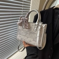 Bolso tote plateado metalizado con bordado de mariposa floral y detalle de pañuelo de seda - Plateado