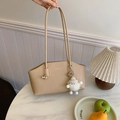 Sac à bandoulière beige élégant avec sangle nouée et breloque peluche pour le quotidien - Khaki / Pendentif en peluche