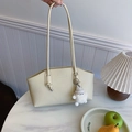 Sac à bandoulière beige en simili cuir avec pendentif en peluche au style épuré - Blanc Cassé / Pendentif en peluche