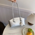 Sac baguette argenté métallisé avec texture froissée et pendentif en peluche chic - Argent / Pendentif en peluche