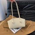 Sac sous le bras chic en cuir beige avec détails de sangle nouée et accents métalliques - Blanc Cassé