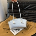 Sac à bandoulière argenté texturé avec longue sangle sur manteau et canapé - Argent