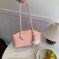 Sac à bandoulière baguette rose clair élégant avec texture cuir et breloque peluche - Rose / Pendentif en peluche