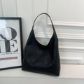 Große schwarze Schultertasche mit floraler Prägung und elegantem Hobo-Design für Damen - Schwarz