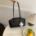 Sac à épaule noir texturé litchi avec lettrage mode et charmant pendentif en peluche - Noir / Pendentif en peluche
