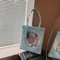 Bolso tote tejido azul claro con bordado tradicional chino y detalle de borla de seda - Azul