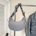 Borsa a mezzaluna grigia chic con tracolla a pieghe e dettagli laterali con coulisse - Grigio