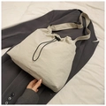 Borsa tote in nylon beige con coulisse e tracolla regolabile in stile minimalista - Senza Ciondolo / Cachi