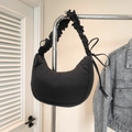 Elegante borsa a mezzaluna nera con tracolla a pieghe e decorazione con fiocco - Nero