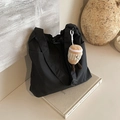Borsa tote nera in nylon con coulisse e simpatico ciondolo a forma di tazzina - Con Ciondolo / Nero