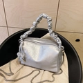 Bolso plateado fruncido con acabado metálico, textura floral y cadena fina - Plateado