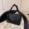 Bolso de mano negro plisado con cadena plateada y textura floral para mujer - Negro