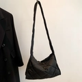 Bolso de media luna acolchado negro con diseño de diamantes y correa ancha - Negro