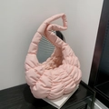 Borsa a nuvola rosa a pieghe con manico intrecciato e design trapuntato su base - Rosa