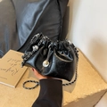 Secchiello a pieghe nero alla moda con tracolla a catena argento e ciondolo di perla - Nero